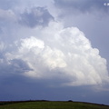 Des cumulus bourgeonnent, au loin, l'orage s'organise. Photo prise sur les hauteurs d'Arhansus à 19h29
