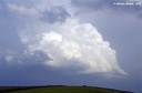 Des cumulus bourgeonnent, au loin, l'orage s'organise. Photo prise sur les hauteurs d'Arhansus à 19h29