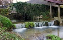 Le pont romain et la petite cascade d'eau à Lacarre