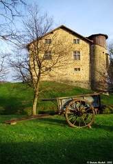 Le Château de Camou et sa charrette. Château du XVIème siècle
