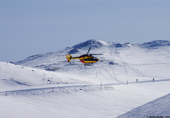 Hélicoptère sur fond de ski