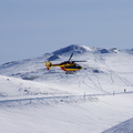 Hélicoptère sur fond de ski