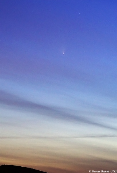 Comète Panstarrs. Enfin un ciel dégagé certes légèrement voilé au Pays-Basque en cette soirée du 20 mars 2013, j'ai pu donc photographier la comète de passage... Je n'ai pu la voir à l’œil nu mais avec un Télé-objectif 70-300 mm.