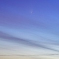 Comète Panstarrs. Enfin un ciel dégagé certes légèrement voilé au Pays-Basque en cette soirée du 20 mars 2013, j'ai pu donc photographier la comète de passage... Je n'ai pu la voir à l’œil nu mais avec un Télé-objectif 70-300 mm.