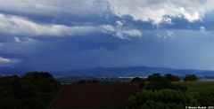 Un orage se forme sur le piémont Pyrénéen