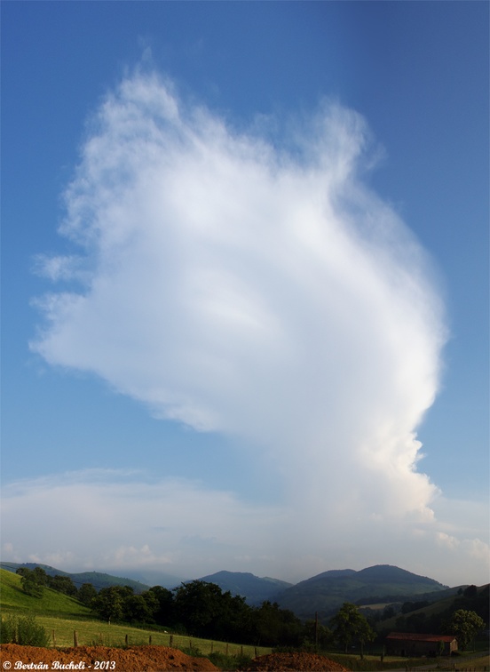 Cumulonimbus - Étalement d'une enclume visible depuis les hauteurs de Gamarthe. 