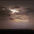 Orage faiblissant laissant entrevoir un dernier éclair inter-nuageux en Béarn - 01h13