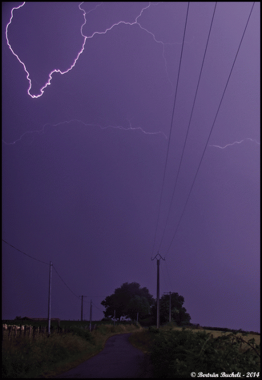 Inter-nuageux près d'une ligne électrique - 23h20