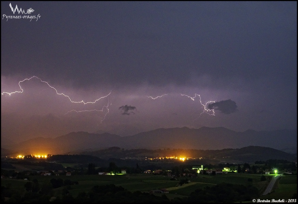 31 Août 2015  à 01h15 Intra-nuageux sur les Pyrénées