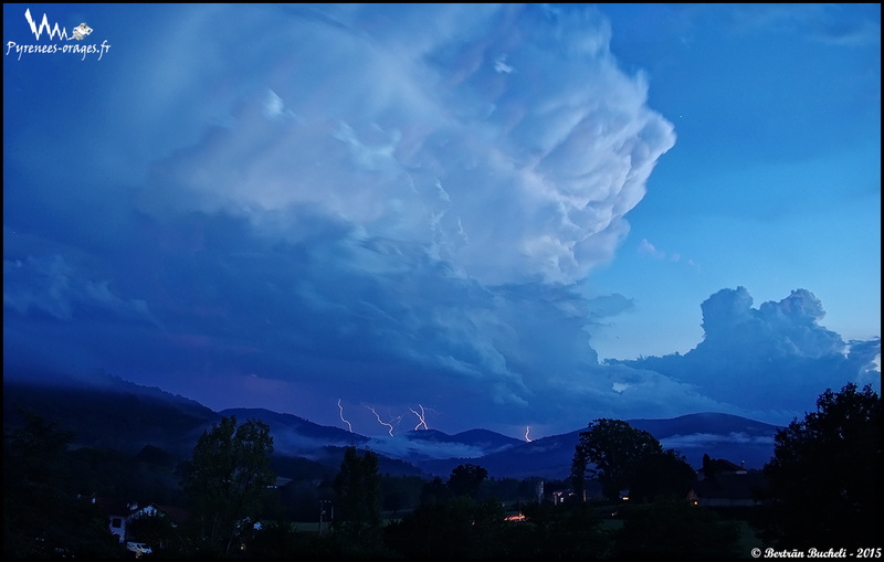 20h50 - Un orage éclate sur les Pyrénées ne dépassant pas cette barrière