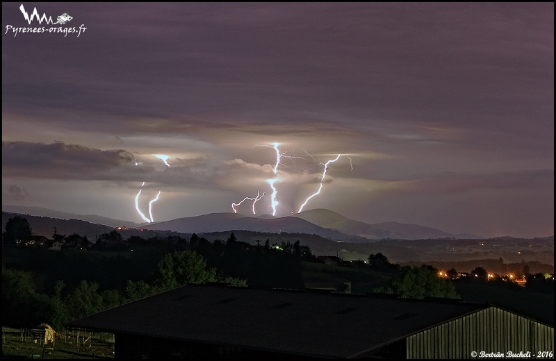 00h30 - Ambiance orageuse sur 5 minutes avec de multiples impacts positifs sur le piémont Pyrénéen