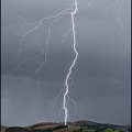 18h08 - Superbe impact de foudre ramifié sur une colline au Pays-basque, à Juxue (64)