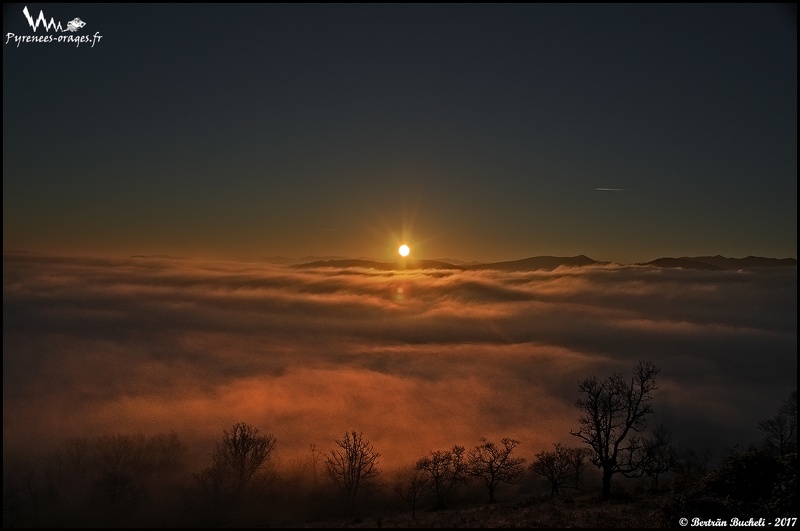 Somptueux Lever de Soleil accompagné d'un Océan de Brouillard en Oztibarre, le 06.01.2017 à 09h