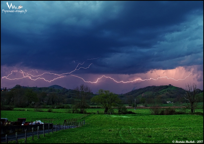 20h30 - Orage prenant de l'ampleur au Pays-basque intérieur - éclair internuageux...