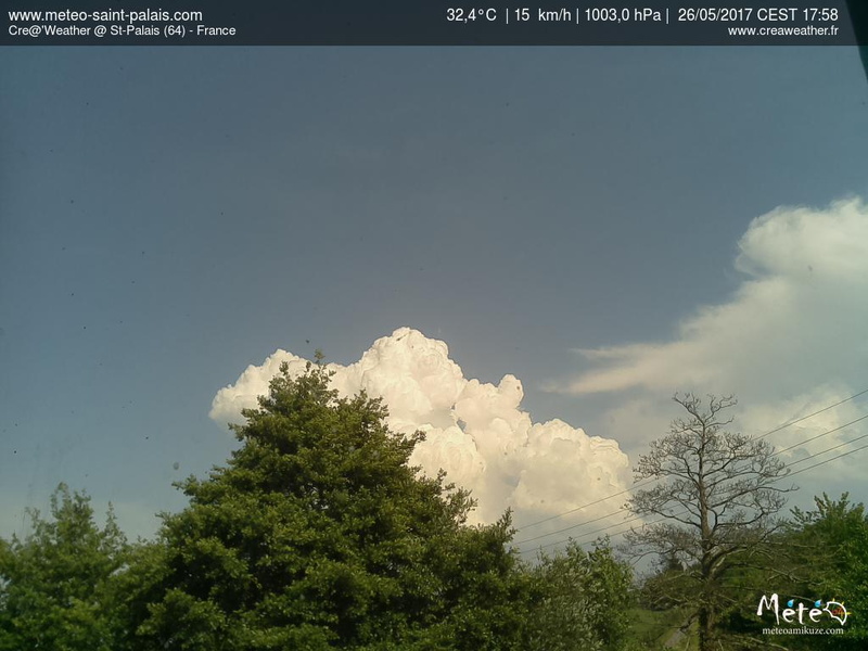 17h58 - Un cumulus bourgeonne depuis plusieurs minutes