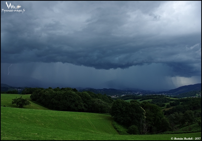 16h21 - L'orage se renforce avec un rideau de pluie plus intense, impact sur les hauteurs d'Arnéguy.