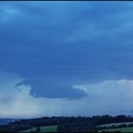 21h43 - Orage en formation: Nuage-mur accompagné de son inter-nuageux avec en fond la Rhune..