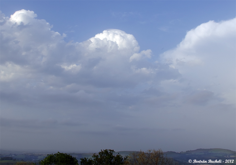 Un petit cumulus et son chapeau. Photo prise sur les hauteurs d'Arhansus à 20h05