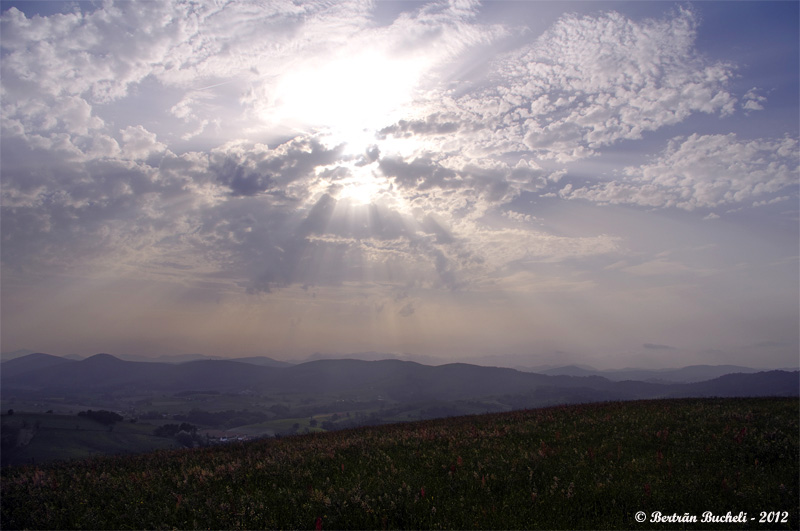 Altocumulus avec le soleil. Photo prise sur les hauteurs d'Arhansus à 19h23
