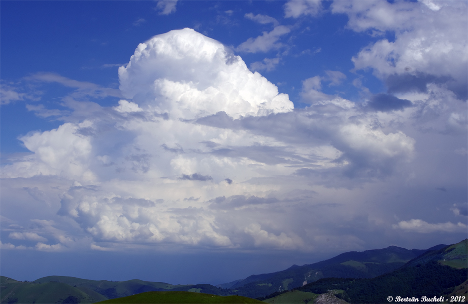  Les nuages donnent naissance à un Cumulonimbus Calvus. Au radar, un orage éclate bien là-dessous.